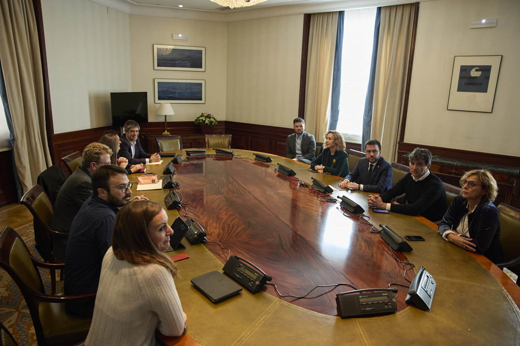 En el lado izquierdo, la portavoz de la CUP en el Congreso, Mireia Vehí (1i); el portavoz del PDeCAT en el Congreso, Ferran Bel (3i); la portavoz de Junts en el Congreso, Míriam Nogueras (4i) y la portavoz de EH Bildu