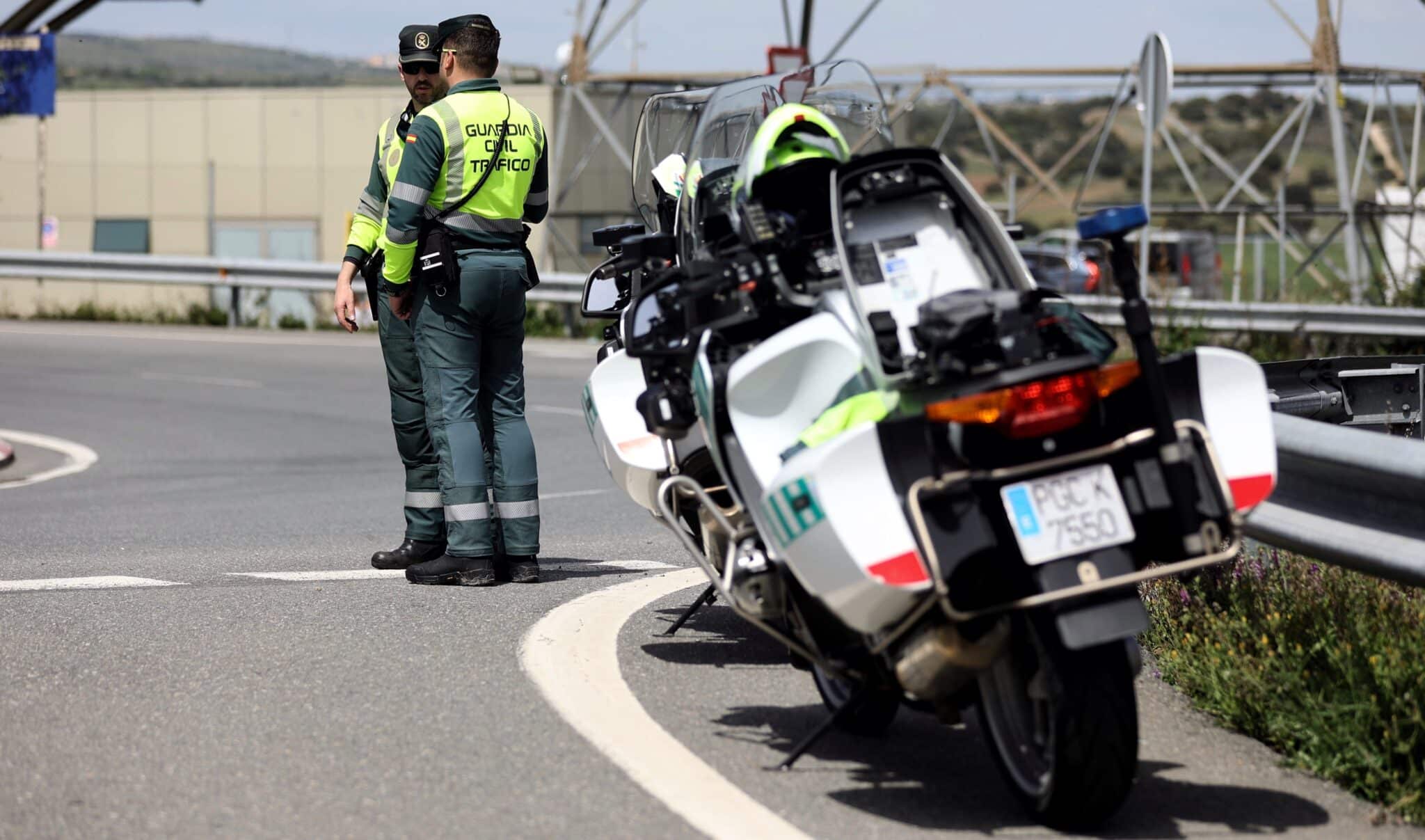 Dos agentes de la Guardia Civil, en un reciente control de tráfico en la A-1.