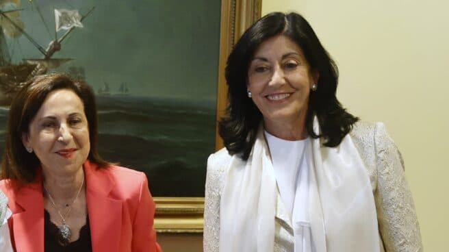 La ministra de Defensa, Margarita Robles, y la directora del CNI, Esperanza Casteleiro.
