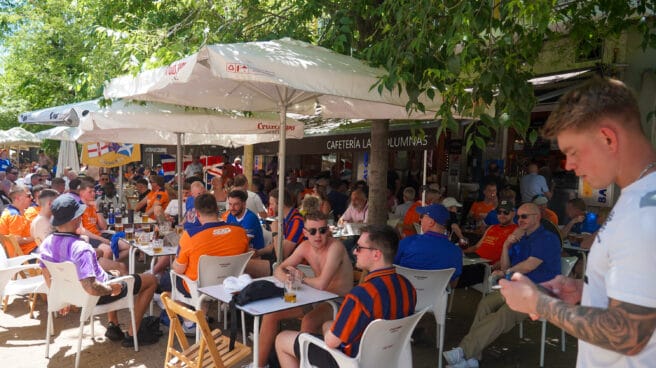 Aficionados del Glasgow Rangers, en la terraza de un bar de la Alameda, en Sevilla.
