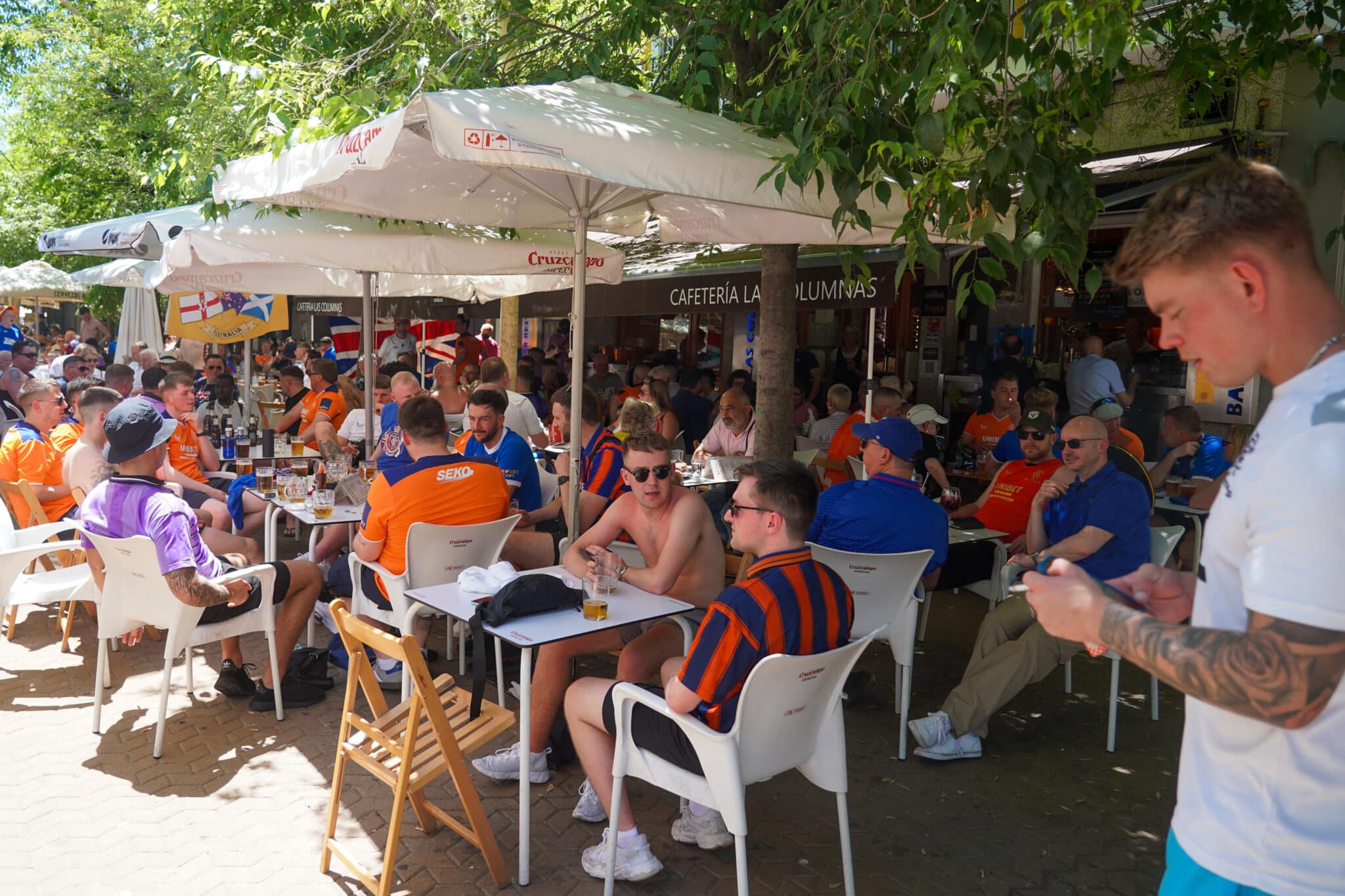 Aficionados del Glasgow Rangers, en la terraza de un bar de la Alameda, en Sevilla.