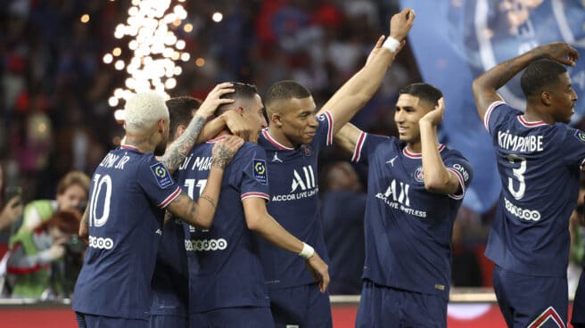 Angel Di Maria del PSG celebra su gol con Kylian Mbappe, Achraf Hakimi, Presnel Kimpembe durante el partido de fútbol del campeonato francés Ligue 1