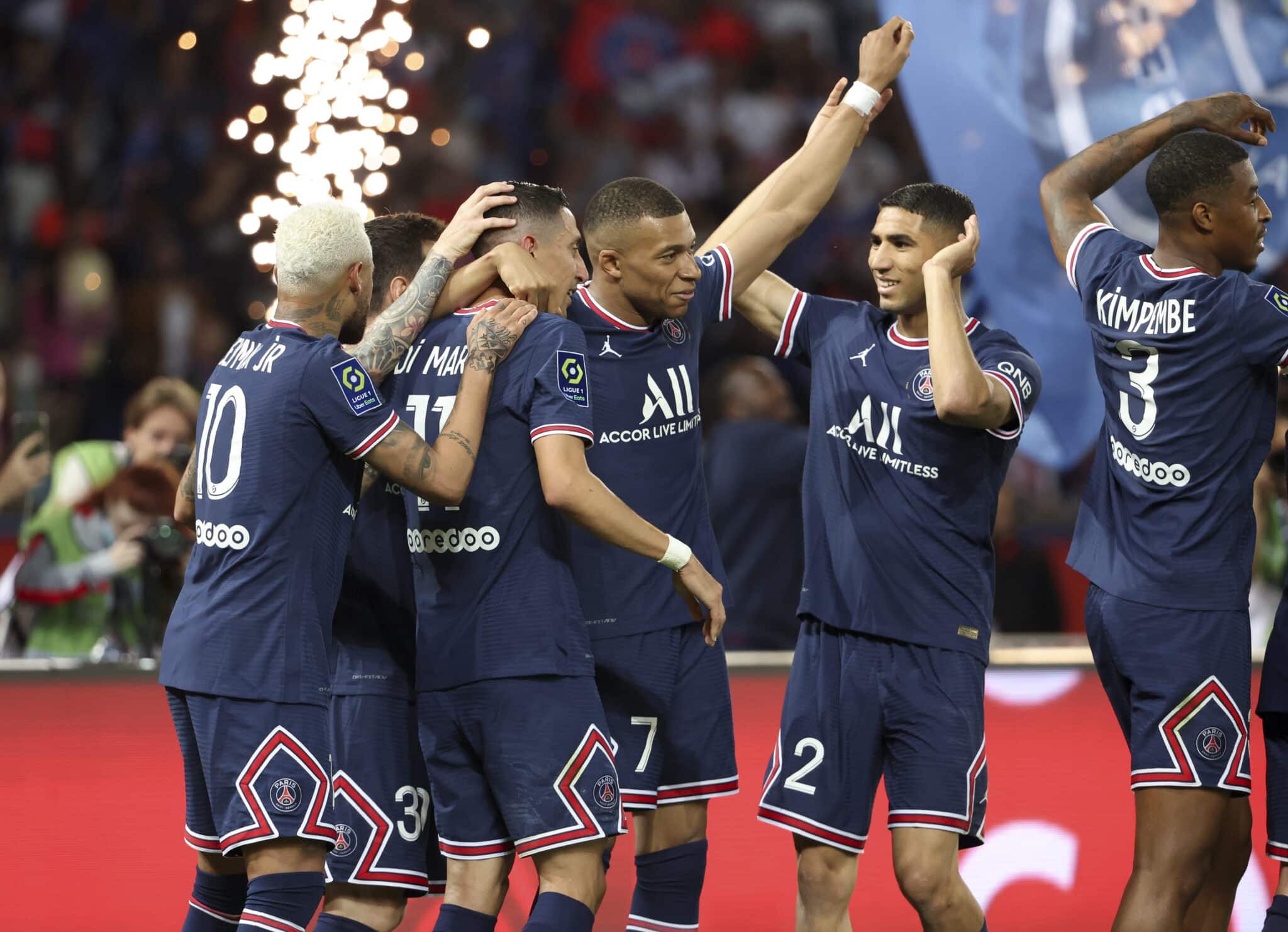 Angel Di Maria del PSG celebra su gol con Kylian Mbappe, Achraf Hakimi, Presnel Kimpembe durante el partido de fútbol del campeonato francés Ligue 1
