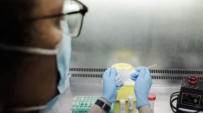 Una técnico de laboratorio sostiene una de las pruebas de análisis para la viruela del mono, en el Hospital Ramón y Cajal, en Madrid.