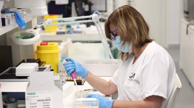 Una técnico de laboratorio trabaja con pruebas PCR en el Laboratorio de Microbiología del Hospital público Gregorio Marañón