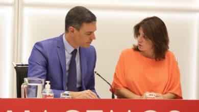 Sánchez agradece la entrega de Lastra como una "socialista ejemplar" tras su dimisión