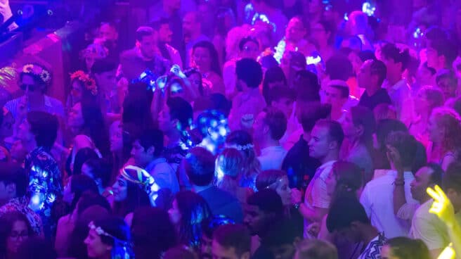 Decenas de personas asisten a la fiesta Flower Power en la discoteca Pacha Ibiza