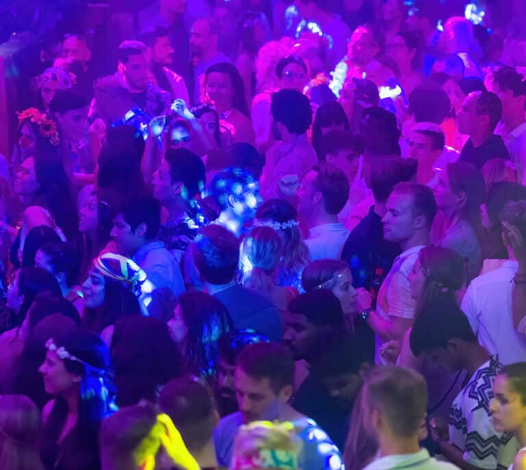 Qué es la sumisión química, la nueva técnica de abuso sexual en las discotecas