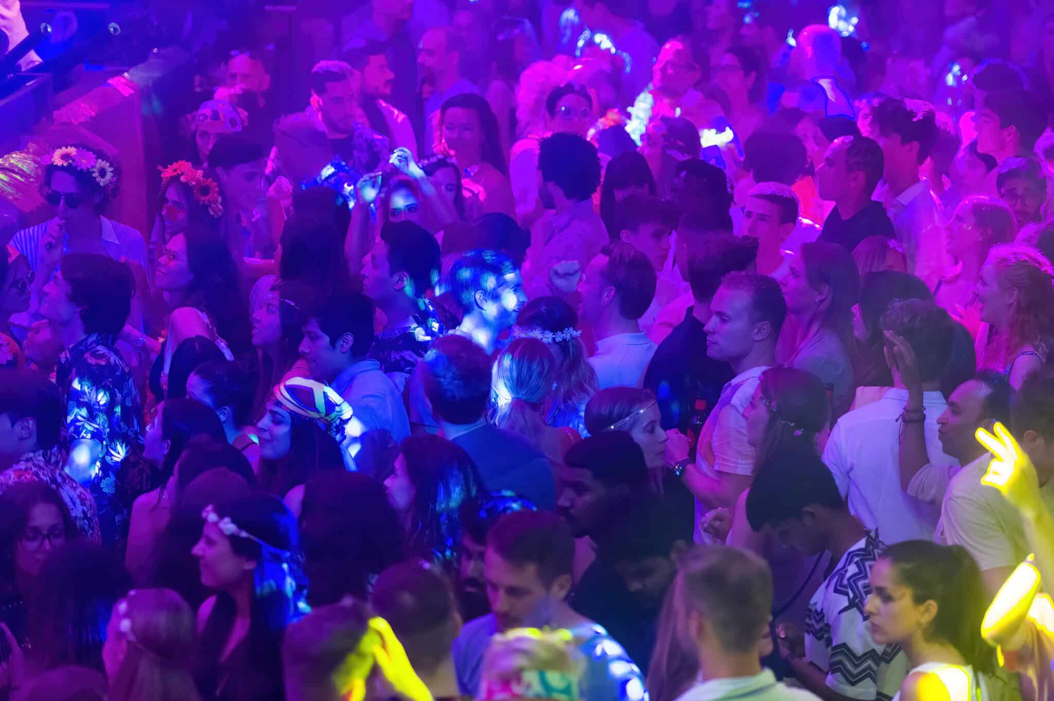 Decenas de personas asisten a la fiesta Flower Power en la discoteca Pacha Ibiza