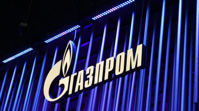 Vista general del logotipo del gigante energético ruso Gazprom Gazprom en el Foro Económico Internacional de San Petersburgo