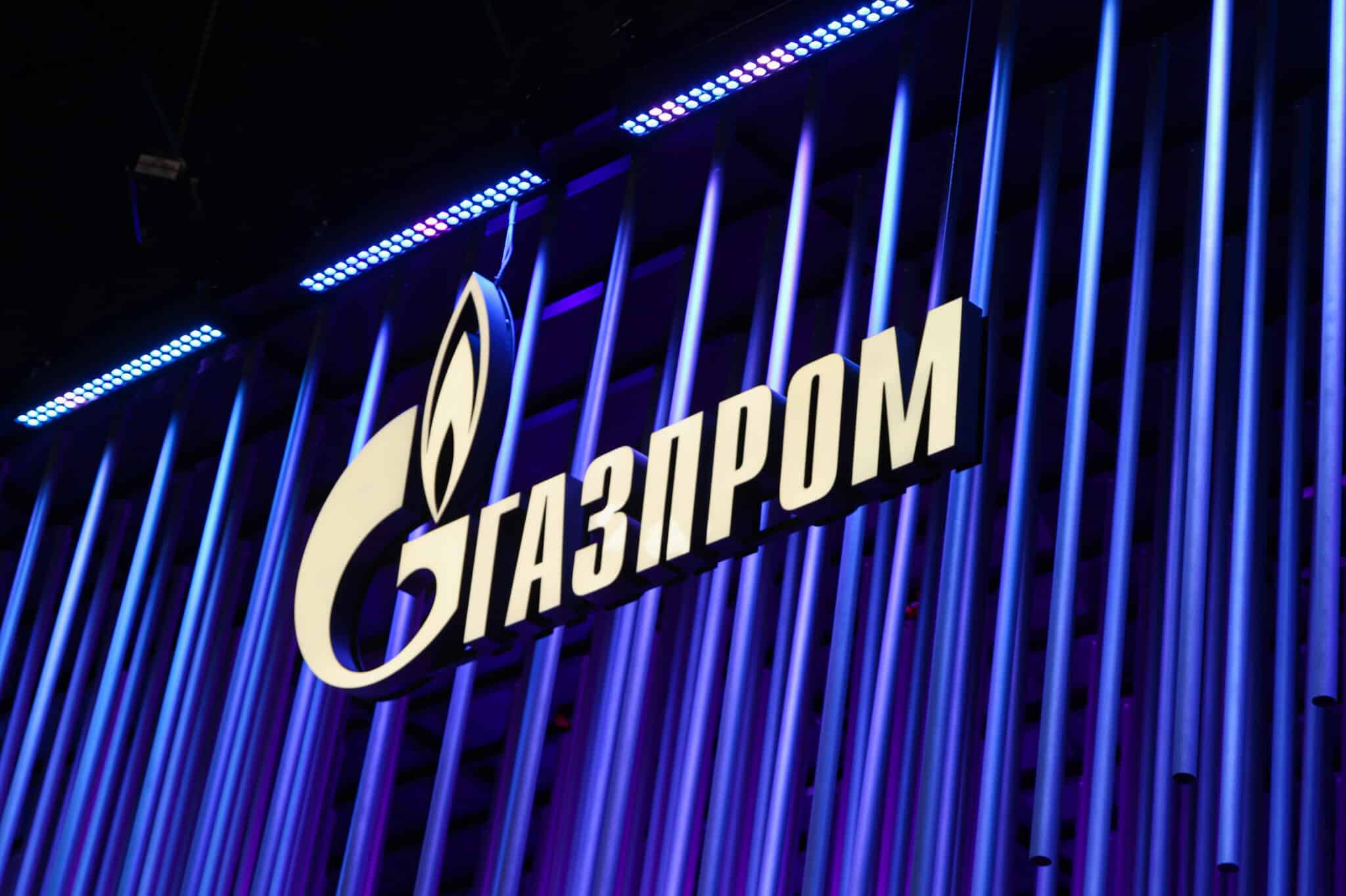 Vista general del logotipo del gigante energético ruso Gazprom Gazprom en el Foro Económico Internacional de San Petersburgo