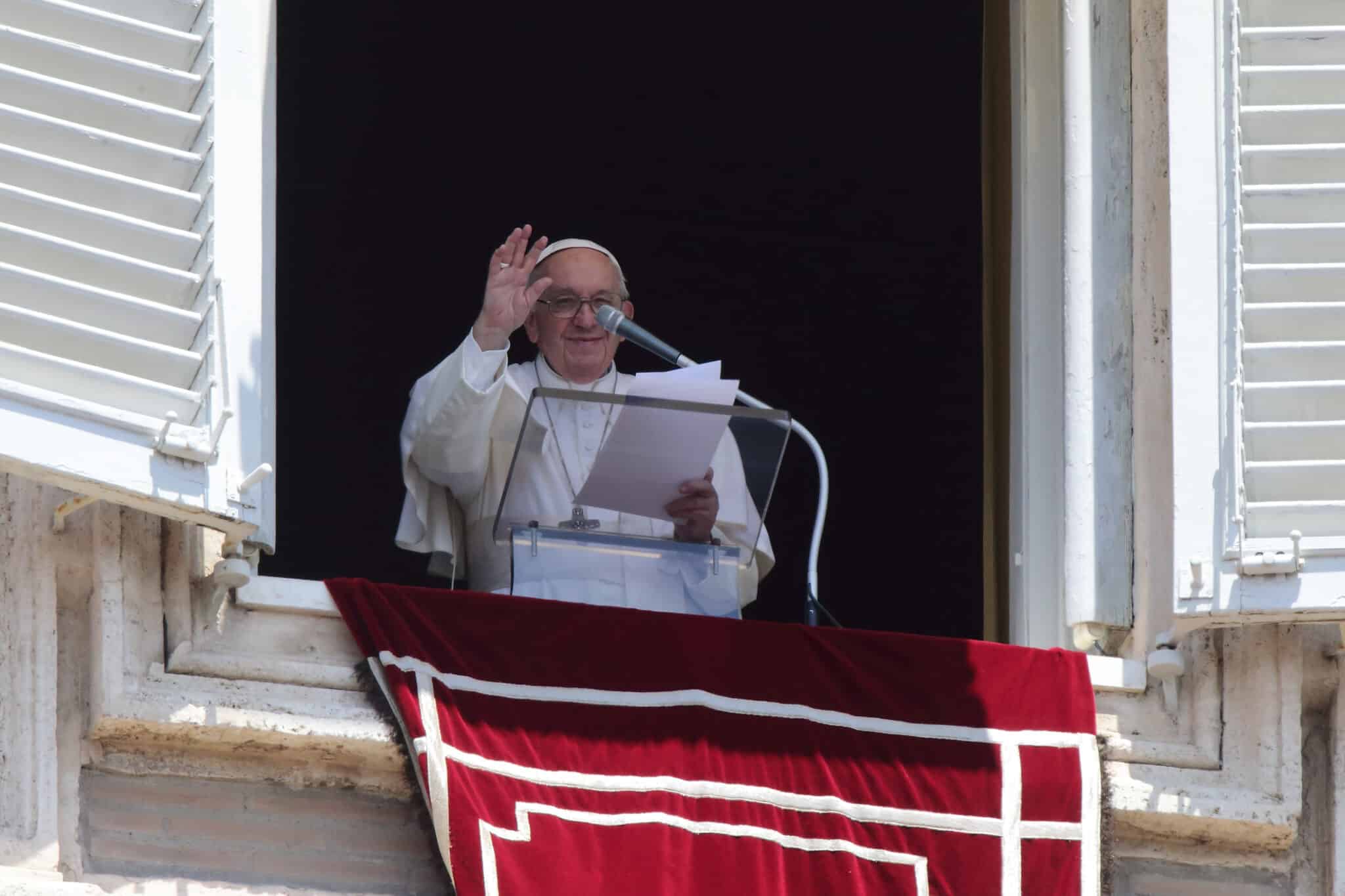 El Papa Francisco pronuncia la oración del Ángelus desde la ventana que da a la Plaza de San Pedro.
