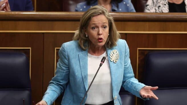 El Congreso celebra la primera sesión de control tras las elecciones andaluzas La vicepresidenta primera del Gobierno, Nadia Calviño, en una sesión de control en el Congreso.