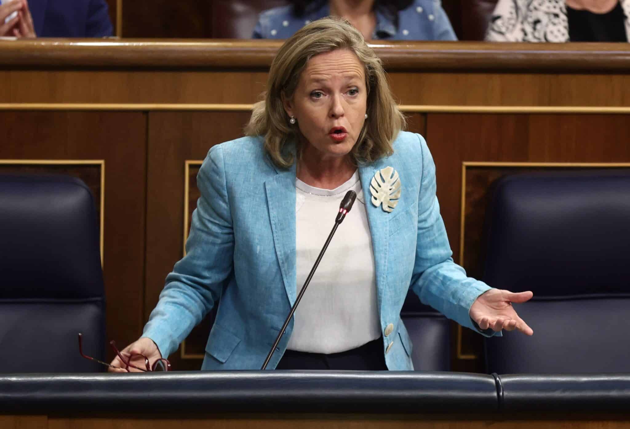 La vicepresidenta primera del Gobierno, Nadia Calviño, en una sesión de control en el Congreso.