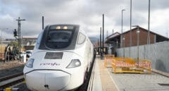 El tren de Extremadura choca contra un coche en un paso a nivel en Navalmoral