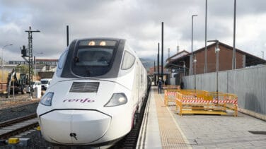 El tren de Extremadura choca contra un coche en un paso a nivel en Navalmoral