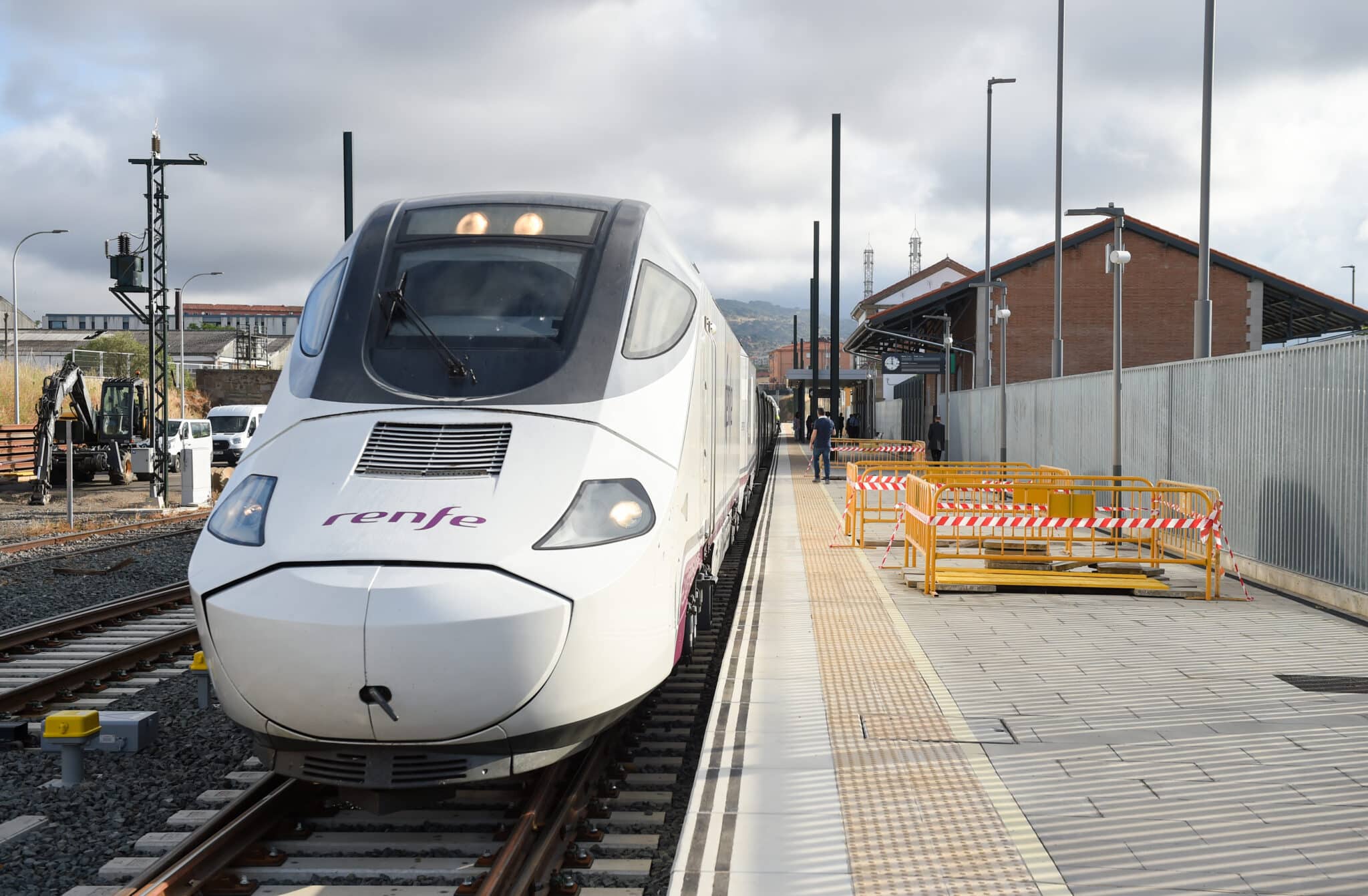 Un tren Alvia en la Línea de Alta Velocidad de Extremadura.