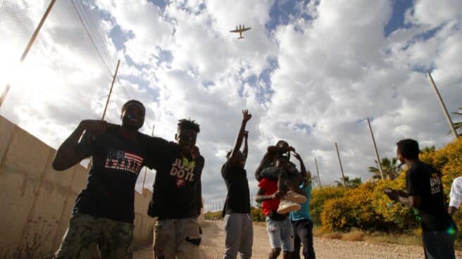 Un grupo de migrantes junto a la valla de Melilla.