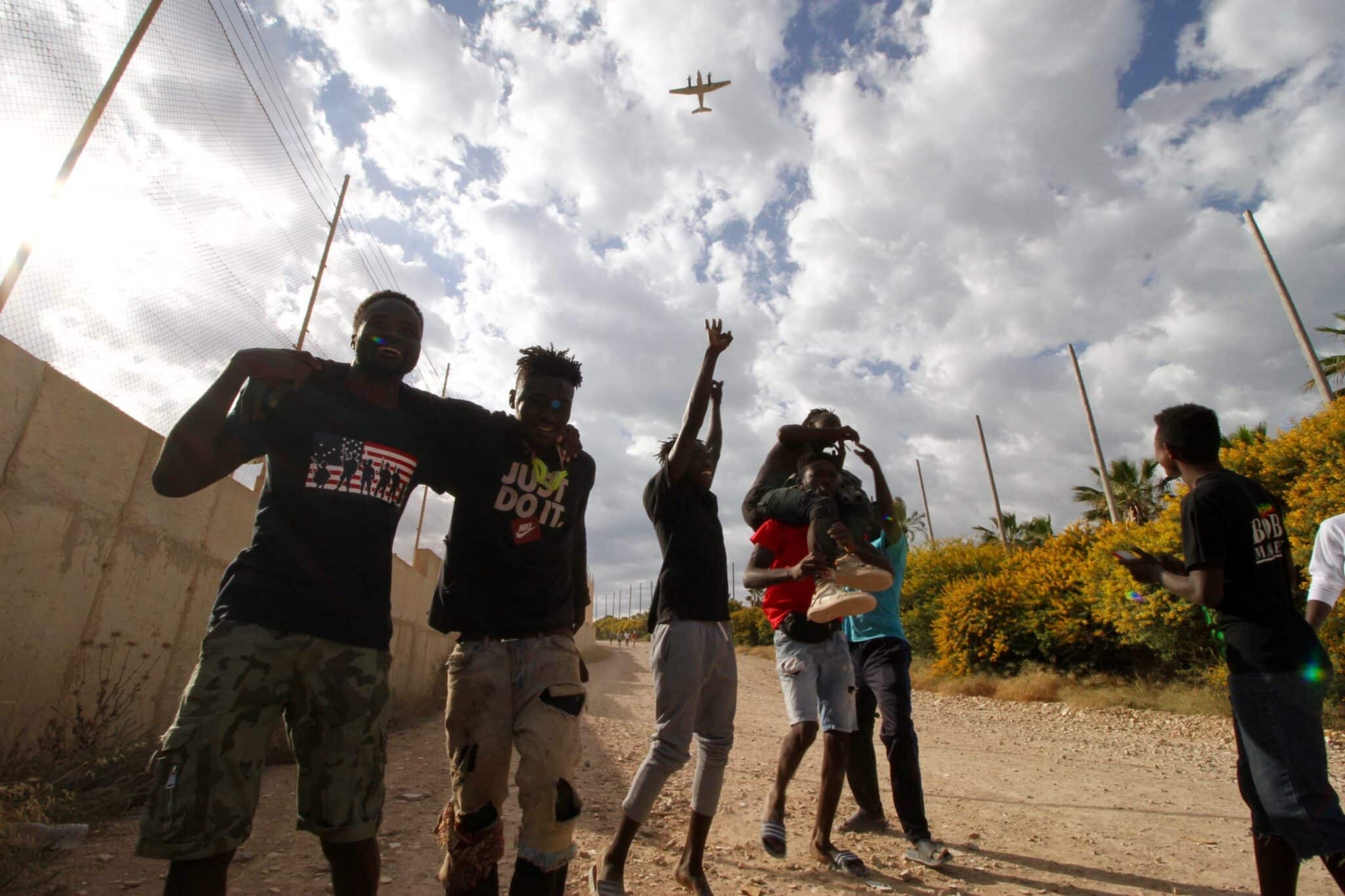 Un grupo de migrantes junto a la valla de Melilla.