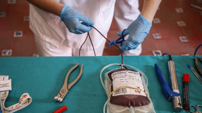 Una enfermera tras realizar una extracción de sangre en el Hospital Malvarrosa, en Valencia.