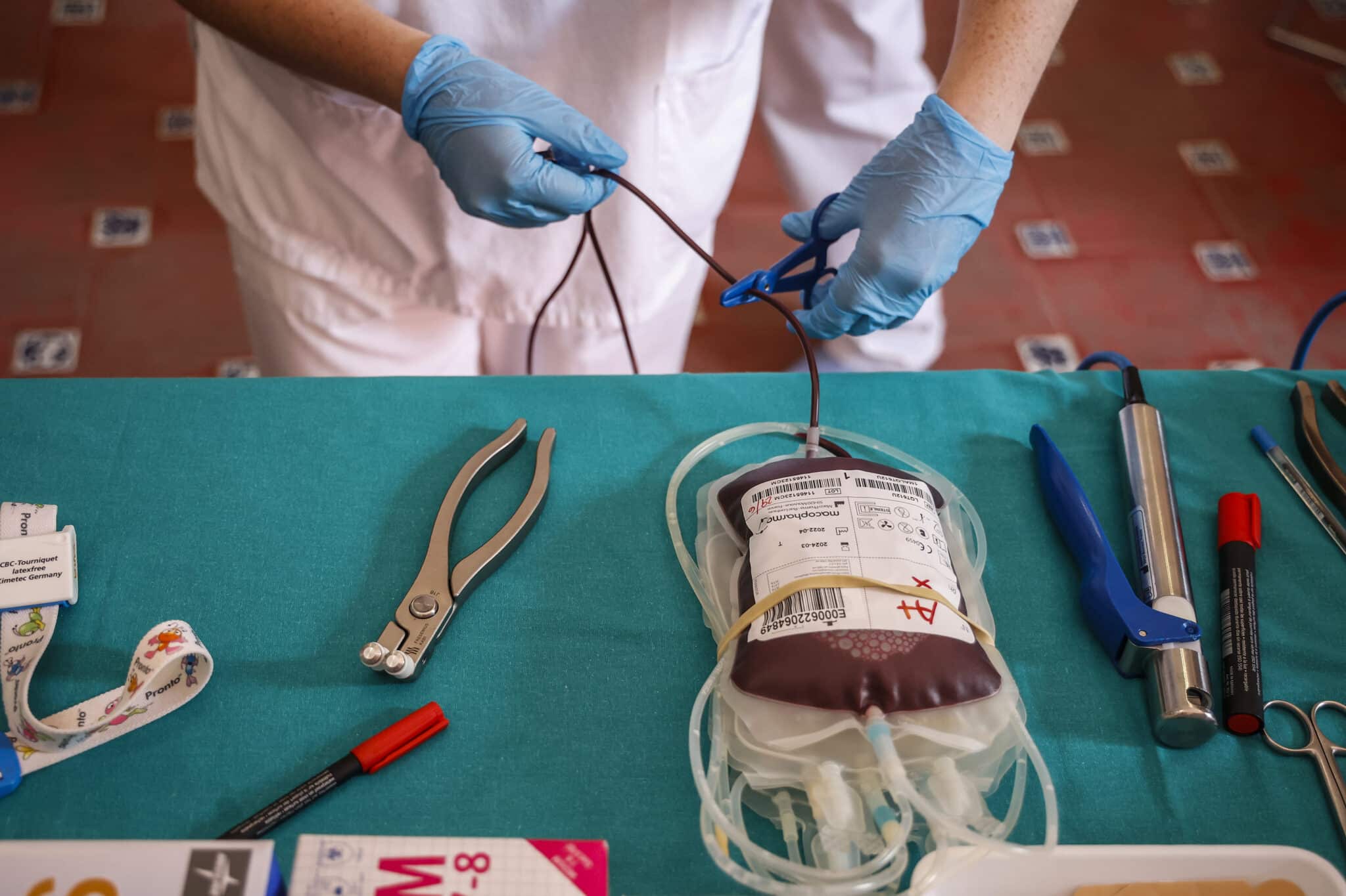 Una enfermera tras realizar una extracción de sangre en el Hospital Malvarrosa, en Valencia.