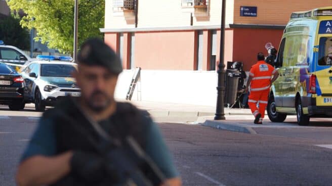 EuropaPress_4547145_agentes_sanitarios_inmediaciones_vivienda_donde_hombre_atrincherado_rehen (1)