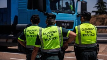 La Guardia Civil abre una investigación a una conductora de autobuses por usar dos móviles a la vez en la autovía
