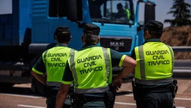 La Guardia Civil abre una investigación a una conductora de autobuses por usar dos móviles a la vez en la autovía