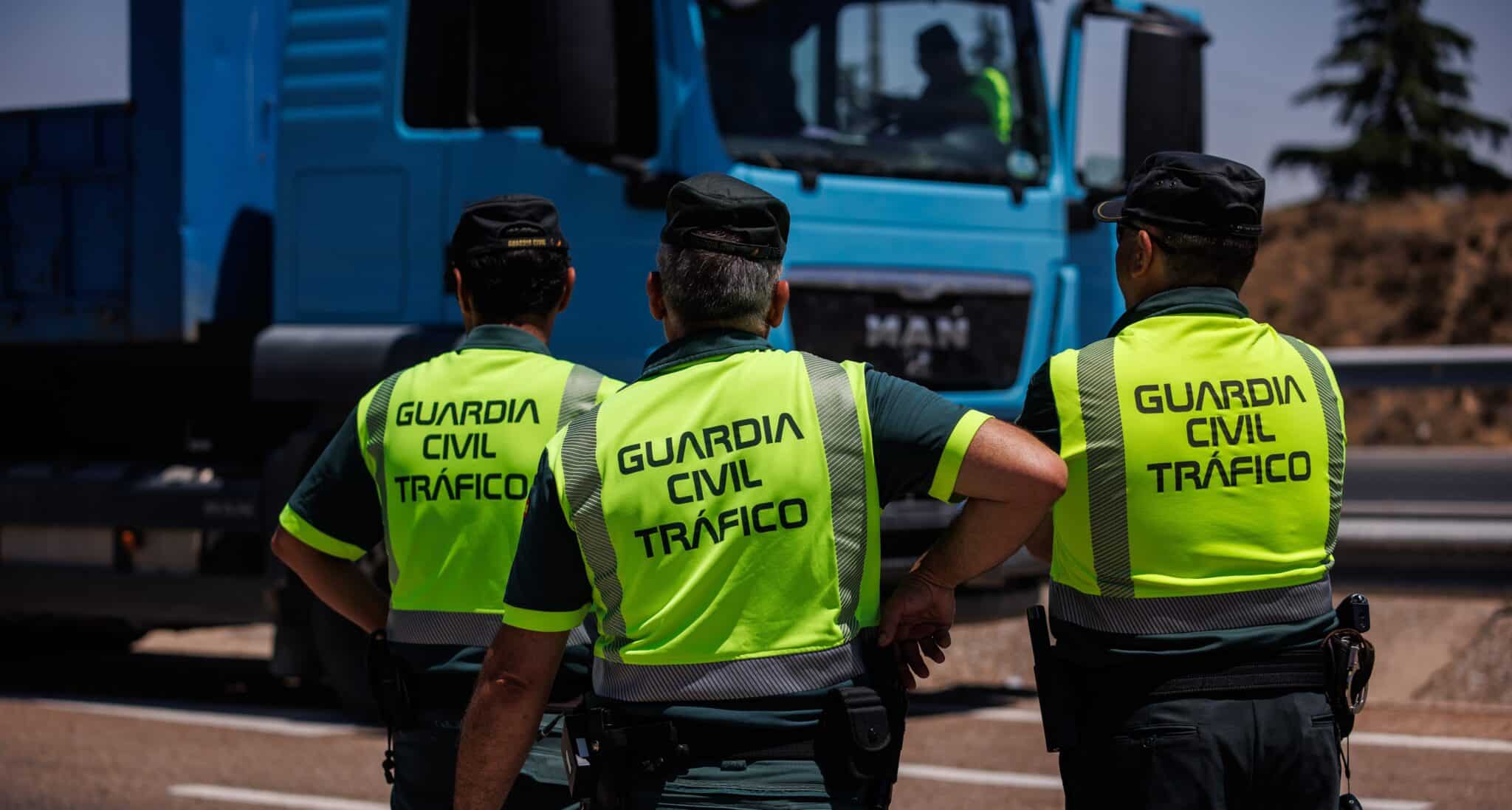 Tres agentes de la Agrupación de Tráfico de la Guardia Civil durante un control en la autovía A-5.