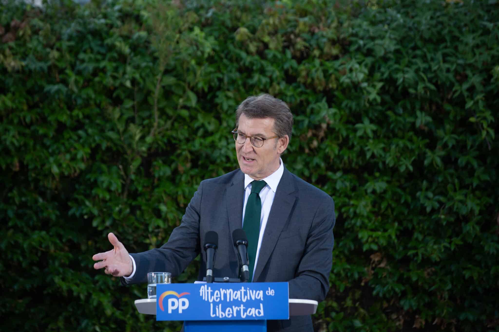 El presidente del PP, Alberto Núñez Feijóo, interviene durante la escuela de verano del PP de Cerdanyola del Vallès, este viernes.