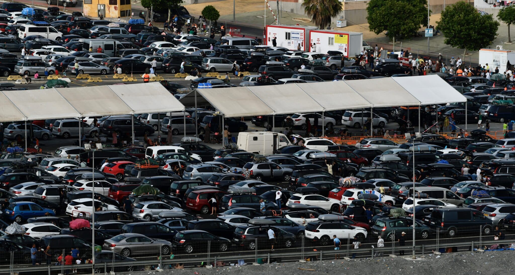 Largas colas en la frontera de Ceuta con Marruecos por la Operación Paso del Estrecho 2021.