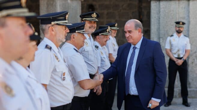 Interior-cifra-884-policias-nacionales-ocupan-plazas-comisión-servicio El director general de la Policía Nacional, Francisco Pardo Piqueras, saluda a mandos el lunes en El Escorial (Madrid).