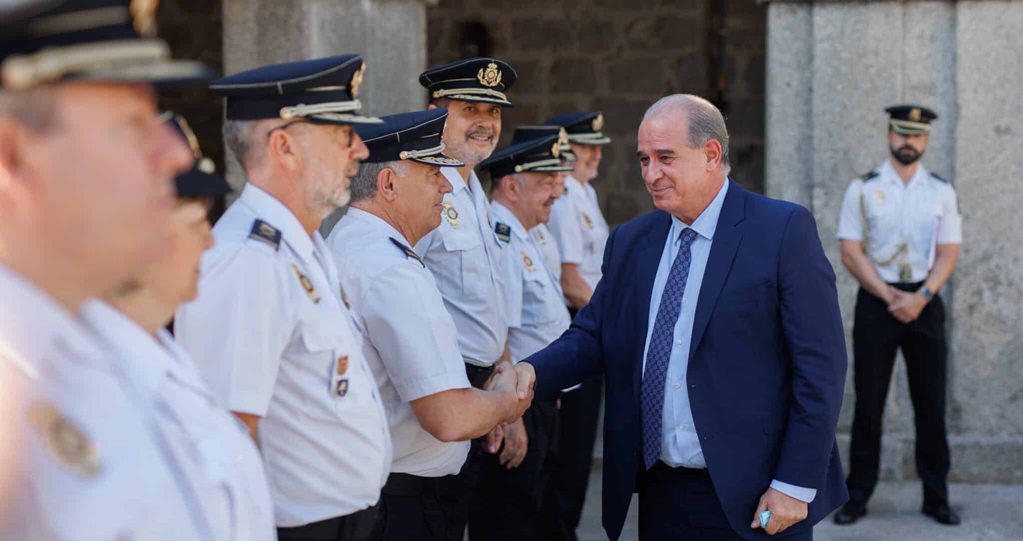 El director general de la Policía Nacional, Francisco Pardo Piqueras, saluda a mandos el lunes en El Escorial (Madrid).