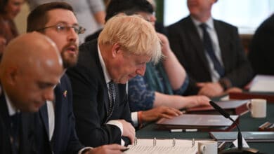 Boris Johnson se aferra al cargo acorralado por las dimisiones en masa de ministros y secretarios