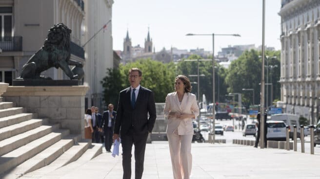 El presidente del PP, Alberto Núñez Feijóo y la secretaria general y portavoz del PP, Cuca Gamarra, a su llegada al Congreso de los Diputados para preparar el debate del estado de la nación, a 5 de julio de 2022. El presidente del PP, Alberto Núñez Feijóo y la secretaria general y portavoz del PP, Cuca Gamarra, a su llegada al Congreso de los Diputados para preparar el debate del estado de la nación, a 5 de julio de 2022.