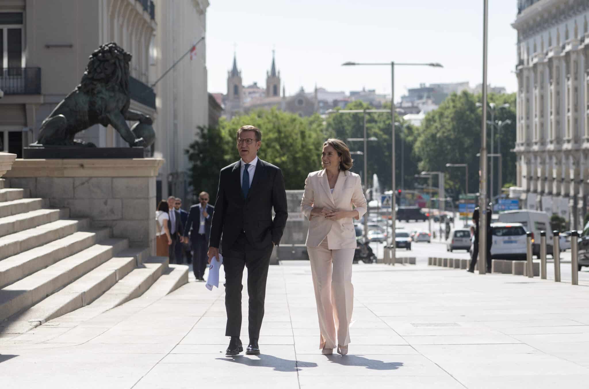 El presidente del PP, Alberto Núñez Feijóo y la secretaria general y portavoz del PP, Cuca Gamarra, a su llegada al Congreso de los Diputados para preparar el debate del estado de la nación, a 5 de julio de 2022.