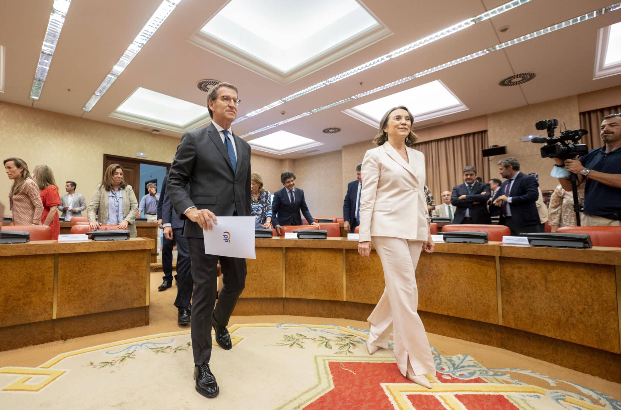 El presidente del PP, Alberto Núñez Feijóo, y la secretaria general y portavoz del PP, Cuca Gamarra, a su llegada a la reunión plenaria con la dirección de los Grupos para preparar el debate del estado de la nación.