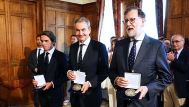 Un lapsus de Revilla marca la foto en Santander de los "exvicepresidentes" Rajoy, Zapatero y Aznar (con González ausente)