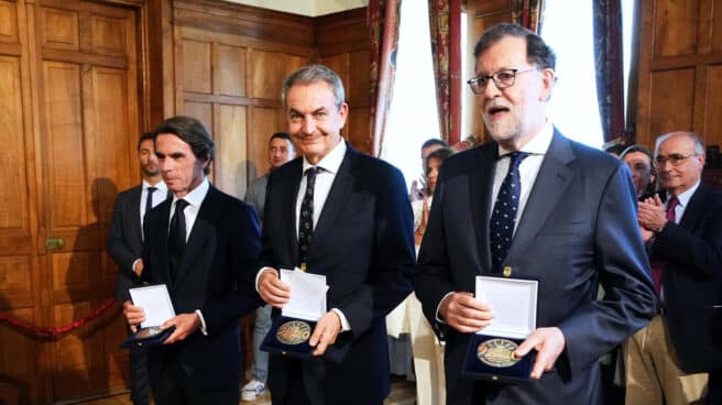 Los expresidentes del Gobierno José María Aznar, José Luis Rodríguez Zapatero y Mariano Rajoy posan con sus medallas conmemorativas del 90 aniversario