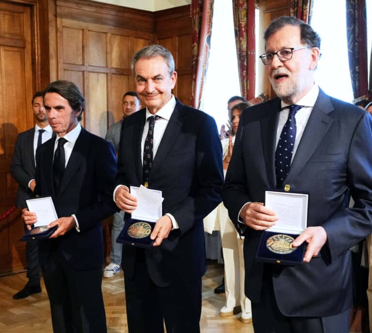 Un lapsus de Revilla marca la foto en Santander de los "exvicepresidentes" Rajoy, Zapatero y Aznar (con González ausente)