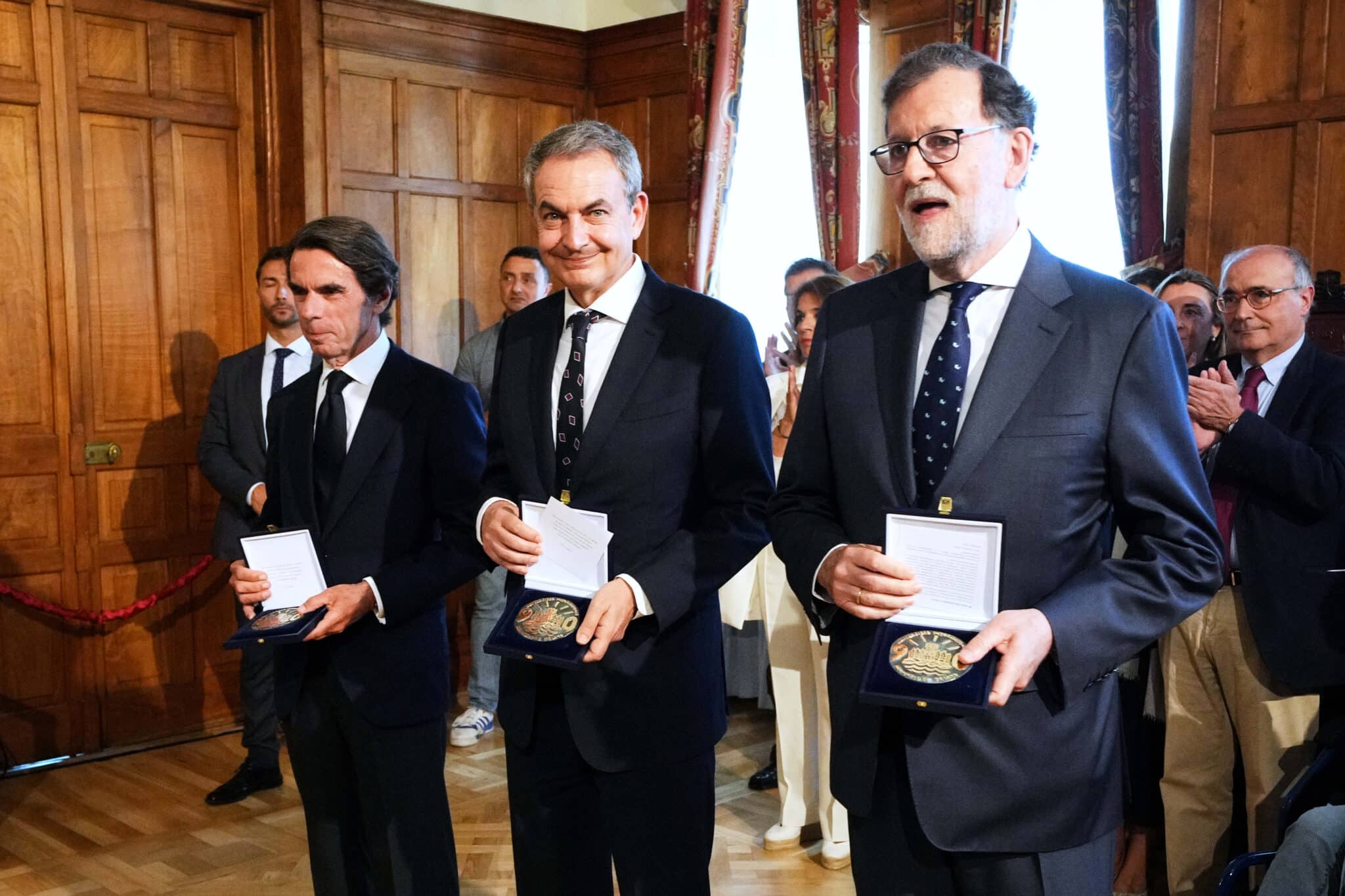 Los expresidentes del Gobierno José María Aznar, José Luis Rodríguez Zapatero y Mariano Rajoy posan con sus medallas conmemorativas del 90 aniversario
