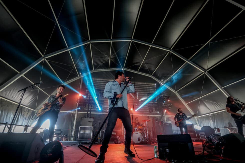 El cantante Pedro Girón durante la actuación de Playa Cuberris en el festival de música Mad Cool 2022, en Valdebebas