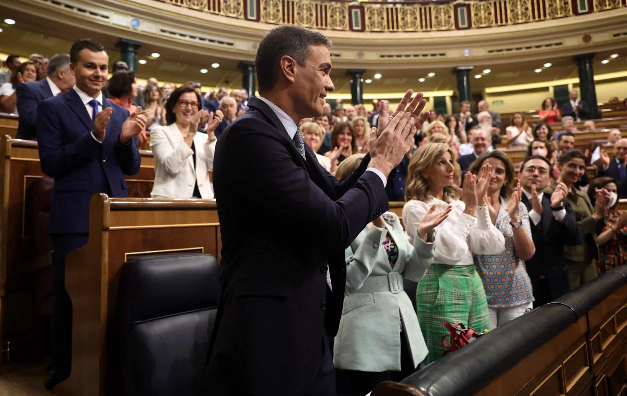 Pedro Sánchez aplaude en el Debate sobre el Estado de la Nación.