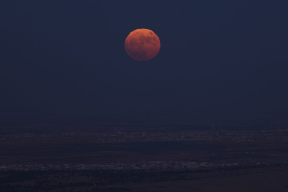 La superluna se eleva en el cielo sobre la gobernación de Idlib.