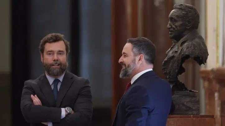 El portavoz de Vox en el Congreso, Iván Espinosa de los Monteros (i), y el líder de Vox, Santiago Abascal, conversan en las inmediaciones de un pleno extraordinario en el Congreso de los Diputados.