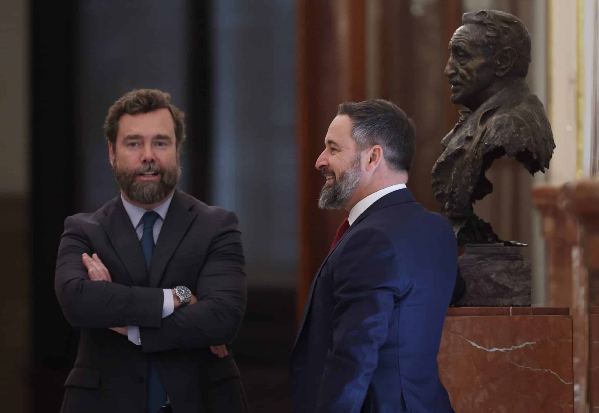 El portavoz de Vox en el Congreso, Iván Espinosa de los Monteros (i), y el líder de Vox, Santiago Abascal, conversan en las inmediaciones de un pleno extraordinario en el Congreso de los Diputados.