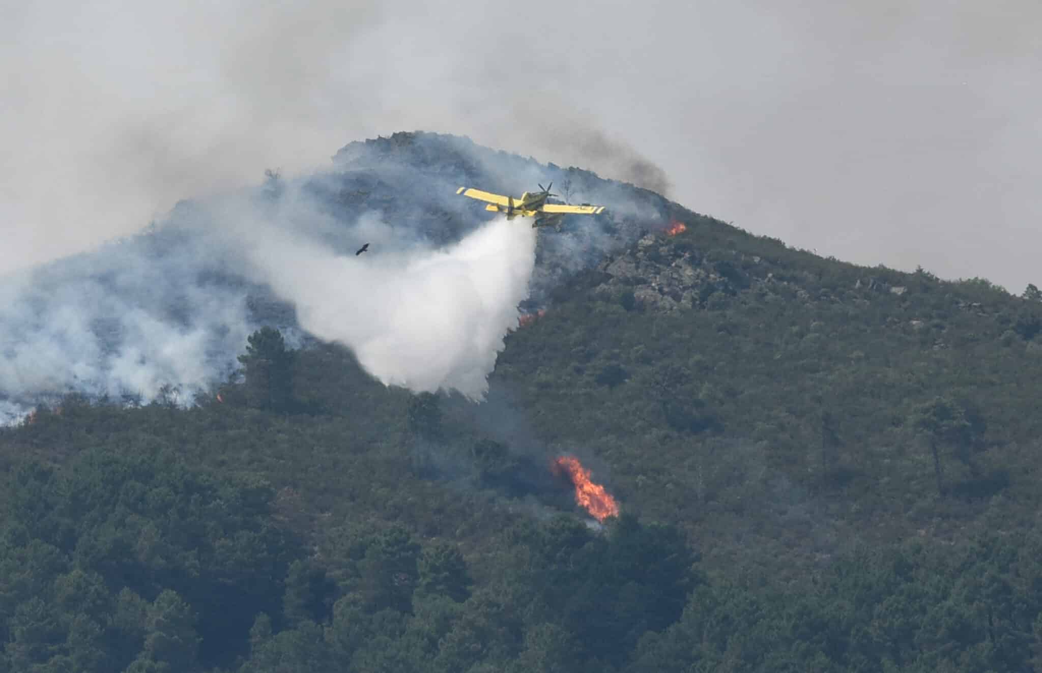 Un hidroavión anfibio contra incendios echa agua sobre la vegetación en Extremadura