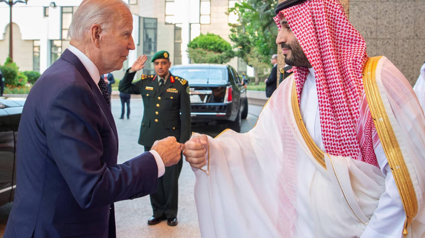 De declararle "paria" a cortejarle: Biden rehabilita al príncipe heredero saudí en busca de más petróleo