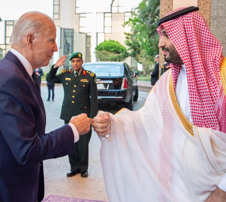 De declararle "paria" a cortejarle: Biden rehabilita al príncipe heredero saudí en busca de más petróleo