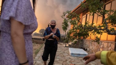 El incendio en Zamora deja 34 pueblos más desalojados y AVE y 8 carreteras cortadas